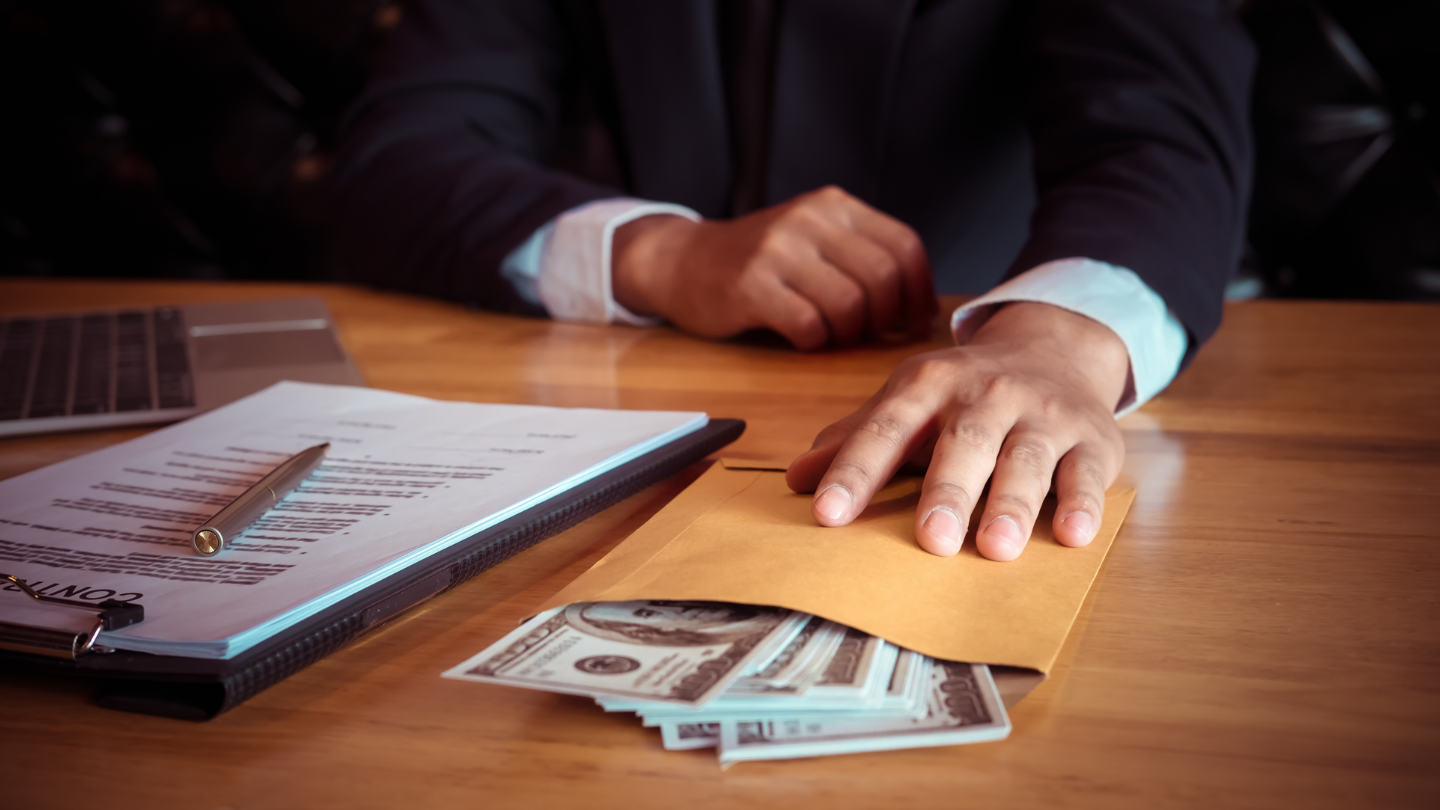 O que configura corrupção ativa, quem responde pelo crime e como funciona a defesa do empresário em investigações de contratos públicos.